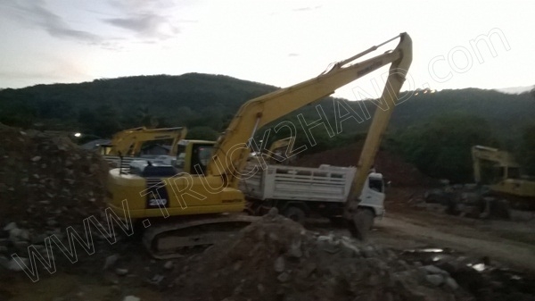 รถแบคโฮ ยี่ห้อ KOMATSU PC200-8