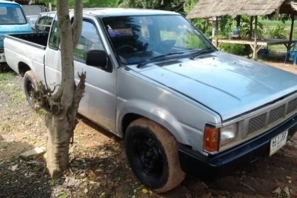 NISSAN BIG M CAB 2.5 MT BD25 ปี 34 รถสภาพดีพร้อมใช้งานได้เลยครับ เครื่องแห้งแรงดีไม่เยิ้ม ภายในเก๋งคอนโซลสวยครบพร้อม พวงมาลัยธรรมดา แอร์เย็น กระบะไม่มีผุกร่อน ช่วงล่างคัชซีไม่ผุ ยางสภาพดี 4 เส้นประมาณ 60\% พร้อมใช้งาน เอกสารทะเบียนครบพร้อมโอน ราคาต่อรองได้