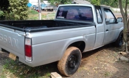 NISSAN BIG M CAB 2.5 MT BD25 ปี 34 รถสภาพดีพร้อมใช้งานได้เลยครับ เครื่องแห้งแรงดีไม่เยิ้ม ภายในเก๋งคอนโซลสวยครบพร้อม พวงมาลัยธรรมดา แอร์เย็น กระบะไม่มีผุกร่อน ช่วงล่างคัชซีไม่ผุ ยางสภาพดี 4 เส้นประมาณ 60\% พร้อมใช้งาน เอกสารทะเบียนครบพร้อมโอน ราคาต่อรองได้