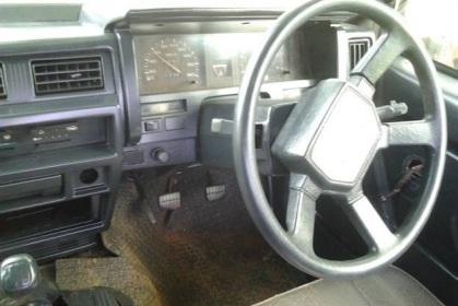 NISSAN BIG M CAB 2.5 MT BD25 ปี 34 รถสภาพดีพร้อมใช้งานได้เลยครับ เครื่องแห้งแรงดีไม่เยิ้ม ภายในเก๋งคอนโซลสวยครบพร้อม พวงมาลัยธรรมดา แอร์เย็น กระบะไม่มีผุกร่อน ช่วงล่างคัชซีไม่ผุ ยางสภาพดี 4 เส้นประมาณ 60\% พร้อมใช้งาน เอกสารทะเบียนครบพร้อมโอน ราคาต่อรองได้