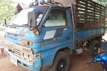 ISUZU TL 85 HP รถบรรทุก 4 ล้อกลาง กระบะเหล็กคอกไม้ความยาว 3.20 เมตรสภาพสวยไม่มีผุกร่อน เครื่องยนต์แน่นดีแรงดี ภายในเก๋งคอนโซลอยู่ครบไม่ผุ พวงมาลัยธรรมดา ช่วงล่างคัชซีไม่ผุไม่มีดาม ยางสภาพดี 4 เส้นประมาณ 60\% พร้อมบรรทุกพร้อมใช้งาน เอกสารทะเบียนครบพร้อม ราค