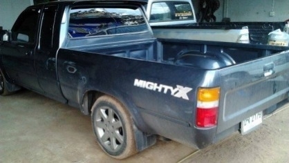 TOYOTA HILUX MIGHTY - X EXTRACAB 2.5 MT ปี 36 รถสวยจัดรอบคันพร้อมใช้งานได้เลยครับ เครื่องแน่นแรงดีไม่เยิ้ม ภายในเก๋งคอนโซลสวยครบพร้อม แอร์เย็น พวงมาลัยธรรมดา ภายนอกสวยบางเดิมๆกระบะไม่มีผุฝาท้ายโปร่งหลังอย่างสวย ช่วงล่างล้อแม็กสวยมาก ยางสภาพดี 4 เส้นประมาณ