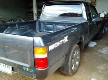 TOYOTA HILUX MIGHTY - X EXTRACAB 2.5 MT ปี 36 รถสวยจัดรอบคันพร้อมใช้งานได้เลยครับ เครื่องแน่นแรงดีไม่เยิ้ม ภายในเก๋งคอนโซลสวยครบพร้อม แอร์เย็น พวงมาลัยธรรมดา ภายนอกสวยบางเดิมๆกระบะไม่มีผุฝาท้ายโปร่งหลังอย่างสวย ช่วงล่างล้อแม็กสวยมาก ยางสภาพดี 4 เส้นประมาณ