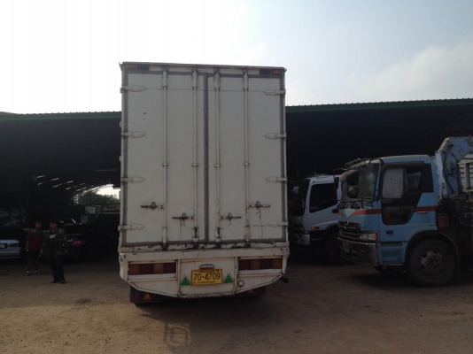 อีกคันขายตามสภาพถูกๆ HINO สิงห์ไฮเทค 10 ล้อเครื่อง HO7D 195 แรงม้า เพลาเดียว ตู้ 10 บาน ยาว 7.7 เมตร สูง 2.7 เมตร กว้าง 2.50 เมตร คัชชีห่าง 82 ซม. รถใช้งานอยู่คนขับชอบขาดเลยขายดีกว่า จดปี 49