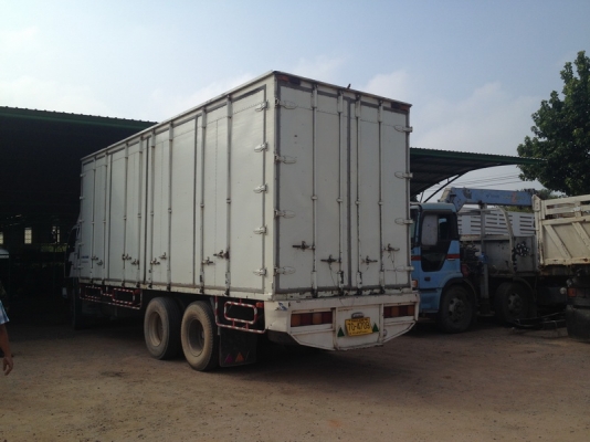 อีกคันขายตามสภาพถูกๆ HINO สิงห์ไฮเทค 10 ล้อเครื่อง HO7D 195 แรงม้า เพลาเดียว ตู้ 10 บาน ยาว 7.7 เมตร สูง 2.7 เมตร กว้าง 2.50 เมตร คัชชีห่าง 82 ซม. รถใช้งานอยู่คนขับชอบขาดเลยขายดีกว่า จดปี 49