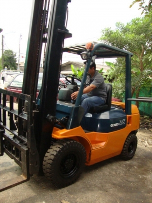 ++++++  ขายด่วน !!!  รถโฟล์คลิฟท์   TOYOTA  7FD20  (รถนอกนำเข้า สภาพดี)   เครื่องยนต์ดีเซล  เกียร์ธรรมดา  เสาสูง  4  เมตร  ฮิ้ง งากระดำได้  ยางตัน  สนใจเข้ามาลองรถก่อน  ราคาคุยกันได้++++++