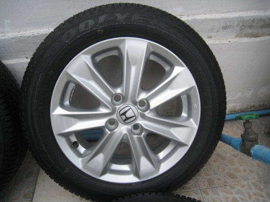 ขายล้อแม็กป้ายแดง Honda Jazz 15"x5.5" et45 4รู100 + ยางปี13 สนใจติดต่อเล็กคลองสามครับ (081-3747940)