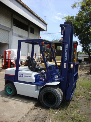 ++++  ขายด่วน !!!  รถโฟล์คลิฟท์  KOMATSU  FD25-11  มีหลายคันให้เลือก นำเข้าจากญี่ปุ่น สภาพดี  เครื่องยนต์ดีเซล  เกียร์ธรรมดา  เสา 4 เมตร  ฮิ้งค์  ล้อหน้าคู่  งา 1,070  มม.  ยางลม  สนใจเข้ามาลองรถก่อนได้  ราคาคุยกันได้ +++++