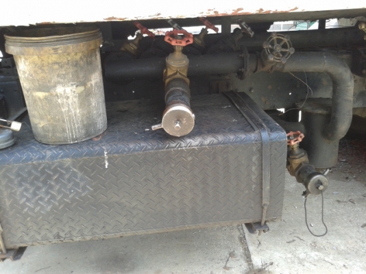 รถสิบล้อบรรทุกน้ำมัน 16000ลิตร 4 ช่อง  พร้อมใช้งาน