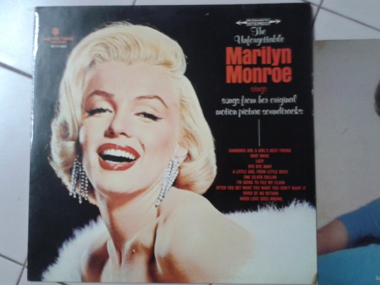 แผ่นเสียงสภาพดี มี 6 แผ่น แผ่นเสียงสภาพดี มี 6 แผ่น