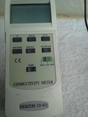 เครื่องมือวัดค่าความนำไฟฟ้า CONDUCTIVITY METER พร้อมบอกอุณหภูมิหน้าจอใหญ่มองชัดเจน