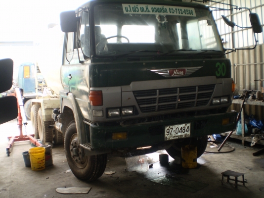 รถโม่ปูน ยี่ห้อ NISSAN