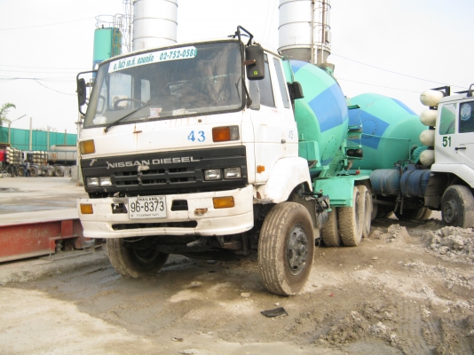 รถโม่ปูน ยี่ห้อ NISSAN รุ่น CW41M รถโม่ปูน ยี่ห้อ NISSAN รุ่น CW41M