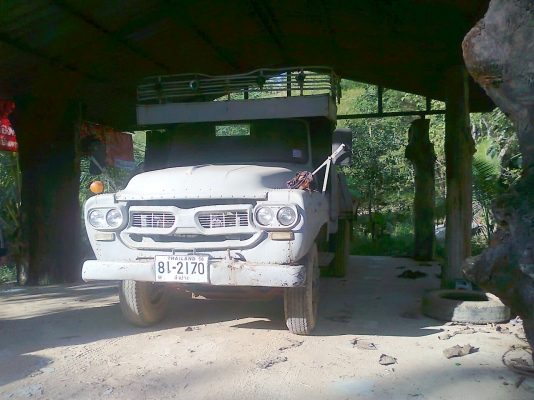 ขายด่วน!..รถสิบล้อ ISUZU 185 แรงม้า ใส่รถแบคโฮ CAT EL 200B. มีเล่มทะเบียน ภาษีครบ.