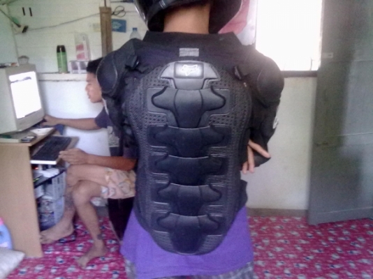 เสื้อเกราะFox เสื้อเกราะจักรยาน มอเตอร์ไซค์ รายละเอียด : เสื้อเกราะFox -โครงเสื้อผ้าระบายอากาศ -เกราะพลาสติกรองด้วยยางกันกระแทก -ยางยืดปรับกระชับที่แขน -เกราะหลังถอดแยกชิ้นได้ -ไซส์-M ของใหม่ขาย2900บาท พร้อมส่ง เสื้อเกราะFox เสื้อเกราะจักรยาน มอเตอร์ไซค์ รายละเอียด : เสื้อเกราะFox -โครงเสื้อผ้าระบายอากาศ -เกราะพลาสติกรองด้วยยางกันกระแทก -ยางยืดปรับกระชับที่แขน -เกราะหลังถอดแยกชิ้นได้ -ไซส์-M ของใหม่ขาย2900บาท พร้อมส่ง