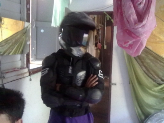 เสื้อเกราะFox เสื้อเกราะจักรยาน มอเตอร์ไซค์ รายละเอียด :	เสื้อเกราะFox -โครงเสื้อผ้าระบายอากาศ -เกราะพลาสติกรองด้วยยางกันกระแทก -ยางยืดปรับกระชับที่แขน -เกราะหลังถอดแยกชิ้นได้ -ไซส์-M ของใหม่ขาย2900บาท พร้อมส่ง