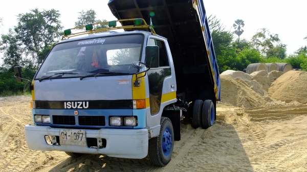 ขายหกล้อดั้ม IZUSU NPR 115 ช่วงล่าง F มี เกียร์สะโล รถสวยพร้อมใช้ รถตัวแท้ไม่ได้เปลี่ยนหัว