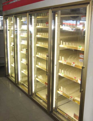 ขาย  ห้องเย็น ขนาด 4 ประตู กระจกใส (อย่างดี) เหมือนร้าน 7-11  ของสภาพ  85-90\% ใช้งานได้ดี  มีชั้นวางด้านในจำนวนมาก  มีคอมเพรสเซอร์ +คอยด์เย็น+ผนังห้อง  ราคารวมตอนทำมาประมาณ 200000 กว่าบาทต้องการขายราคาถูก