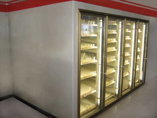 ขาย  ห้องเย็น ขนาด 4 ประตู กระจกใส (อย่างดี) เหมือนร้าน 7-11  ของสภาพ  85-90\% ใช้งานได้ดี  มีชั้นวางด้านในจำนวนมาก  มีคอมเพรสเซอร์ +คอยด์เย็น+ผนังห้อง  ราคารวมตอนทำมาประมาณ 200000 กว่าบาทต้องการขายราคาถูก