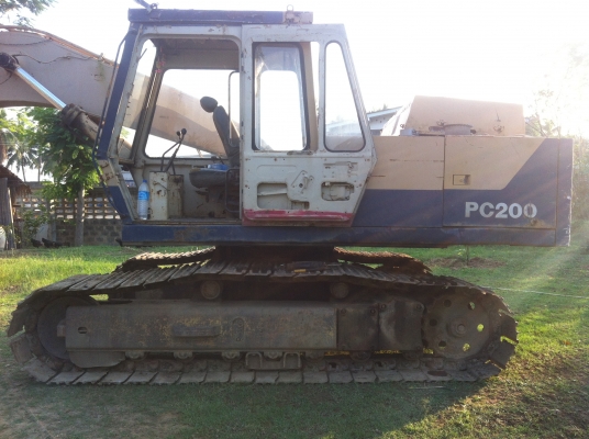 ขาย แบคโฮ Komatsu รุ่น PC200-2 กับ PC200-3 สภาพตามรูปครับ สนจัยคุยครับ