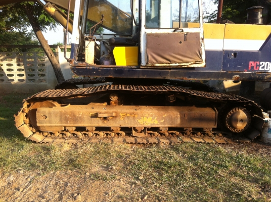 ขาย แบคโฮ Komatsu รุ่น PC200-2 กับ PC200-3 สภาพตามรูปครับ สนจัยคุยครับ
