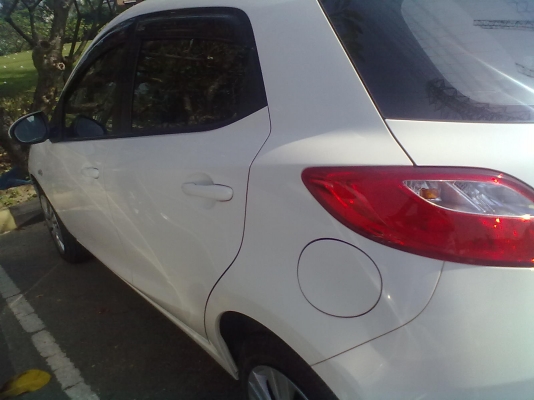 MAZDA 2 ปี 2010 สีขาว เกียร์ออโต้ AIRBAG ABS ใช้น้อย สภาพดีมาก ราคาถูก