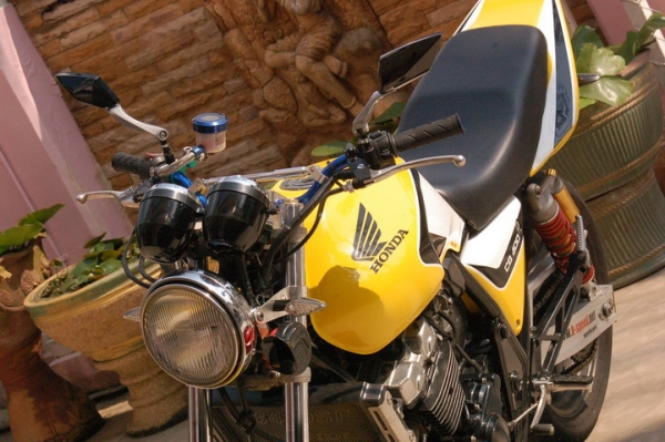 ขอขาย CB400 Y98 Version S สีเหลื่องลาย TEC3 ท่อสูตร SHOTGUN ของแต่งเพียบสภาพสวยๆ
