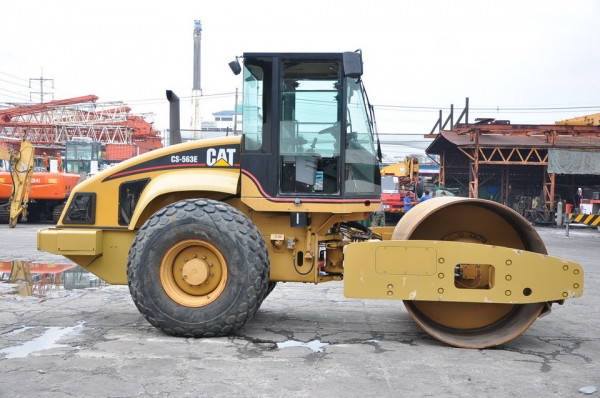 รถบดสั่นสะเทือนCATERPILLAR CS563E รถนอกนำเข้า