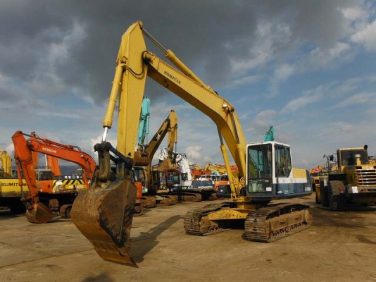 Komatsu PC200-5 สต็อค Japan รอการนำเข้ามาไทย สภาพสวยมากครับ ไม่แพง