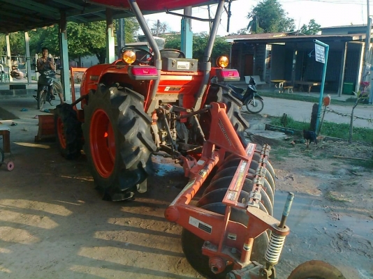 KUBOTA L3608 - 2 เพลา ปลายปี 53 ทำงาน 1,200 ชม.สภาพสวยเหมือนใหม่เลยครับ อุปกรณ์ครบพร้อมใช้งาน มีโรตารี่ มีใบดันหน้า ผานพรวนดิน 5 ใช้งานได้ดีทุกส่วนไม่มีปัญหาเลย ช่วงล่างยาง 4 เส้นสภาพดี 70\% เอกสารเล่มทะเบียนครบไม่มีขาด ราคาต่อรองได้ครับ KUBOTA L3608 - 2 เพลา ปลายปี 53 ทำงาน 1,200 ชม.สภาพสวยเหมือนใหม่เลยครับ อุปกรณ์ครบพร้อมใช้งาน มีโรตารี่ มีใบดันหน้า ผานพรวนดิน 5 ใช้งานได้ดีทุกส่วนไม่มีปัญหาเลย ช่วงล่างยาง 4 เส้นสภาพดี 70\% เอกสารเล่มทะเบียนครบไม่มีขาด ราคาต่อรองได้ครับ