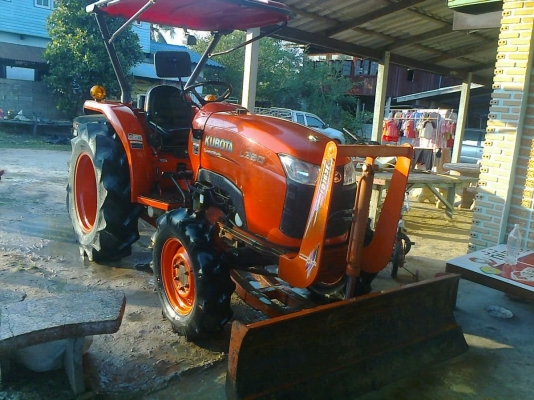 KUBOTA L3608 - 2 เพลา ปลายปี 53 ทำงาน 1,200 ชม.สภาพสวยเหมือนใหม่เลยครับ อุปกรณ์ครบพร้อมใช้งาน มีโรตารี่ มีใบดันหน้า ผานพรวนดิน 5 ใช้งานได้ดีทุกส่วนไม่มีปัญหาเลย ช่วงล่างยาง 4 เส้นสภาพดี 70\% เอกสารเล่มทะเบียนครบไม่มีขาด ราคาต่อรองได้ครับ KUBOTA L3608 - 2 เพลา ปลายปี 53 ทำงาน 1,200 ชม.สภาพสวยเหมือนใหม่เลยครับ อุปกรณ์ครบพร้อมใช้งาน มีโรตารี่ มีใบดันหน้า ผานพรวนดิน 5 ใช้งานได้ดีทุกส่วนไม่มีปัญหาเลย ช่วงล่างยาง 4 เส้นสภาพดี 70\% เอกสารเล่มทะเบียนครบไม่มีขาด ราคาต่อรองได้ครับ
