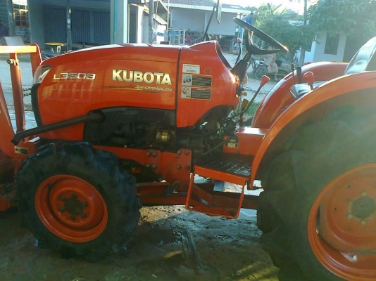 KUBOTA L3608 - 2 เพลา ปลายปี 53 ทำงาน 1,200 ชม.สภาพสวยเหมือนใหม่เลยครับ อุปกรณ์ครบพร้อมใช้งาน มีโรตารี่ มีใบดันหน้า ผานพรวนดิน 5 ใช้งานได้ดีทุกส่วนไม่มีปัญหาเลย ช่วงล่างยาง 4 เส้นสภาพดี 70\% เอกสารเล่มทะเบียนครบไม่มีขาด ราคาต่อรองได้ครับ