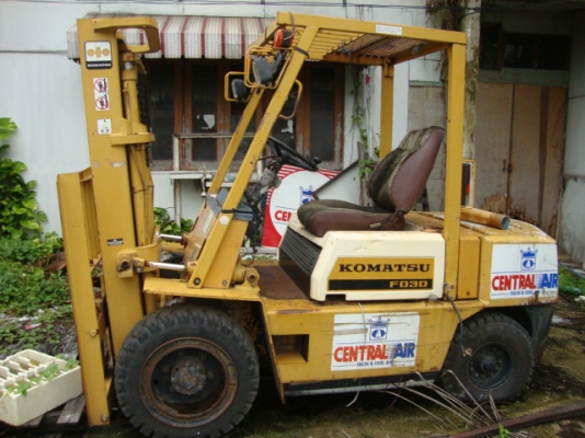 ขายรถโฟล์คลิฟท์  KOMATSU  FD30-10  เครื่องยนต์ดีเซล  เกียร์ออโตเมติค  เสาสูง  3  เมตร