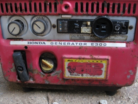 ขาย-เครื่องปั่นไฟแบบพกพา HONDA: E300 ไฟ AC 110V- DC 12V เครื่องยนต์