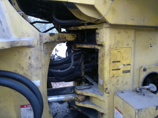 ขายรถตักล้อยางKOMATSU WA470-3 สภาพสวย เก็บรั้วซึมแล้ว กำลังดี สนใจโทร