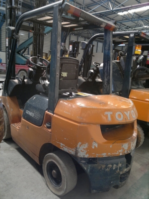 ขายรถฟอร์คลีฟท์ TOYOTA  7FD25 เสา4 เมตร ไซด์ชิฟ ออโต้ปี2005, สภาพดีมาก รถนอกนำเข้า ติดต่อ มานะ 085-9049669