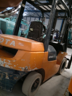 ขายรถฟอร์คลีฟท์ TOYOTA  7FD25 เสา4 เมตร ไซด์ชิฟ ออโต้ปี2005, สภาพดีมาก รถนอกนำเข้า ติดต่อ มานะ 085-9049669