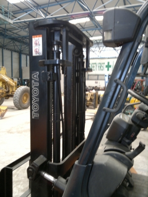 ขายรถฟอร์คลีฟท์ TOYOTA  7FD25T3 เสา3 เมตร ออโต้ปี2005, 4825ชม. รถสวยสภาพดีมาก รถนอกนำเข้า ติดต่อ มานะ 085-9049669