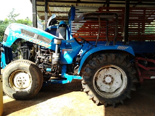 แชมป์ MX-5900 55 HP - 4WD 2 เพลา สภาพดีมากพร้อมใช้งาน อุปกรณ์พร้อม มีใบดันหน้า ผานพรวนดิน 3 เครื่องยนต์ไม่มีเยิ้มแรงดี ช่วงล่างแน่น ยางสภาพดี 4 เส้นประมาณ 60\% พร้อมลุยงานได้เลย เอกสารสัญญาซื้อขายครับ