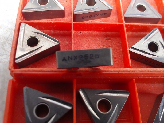 เม็ดมีด Insert แบบยึดติดกับด้ามมีดด้วยน๊อตหรือยึดติดมีหลายแบบ(มีจำกัด)