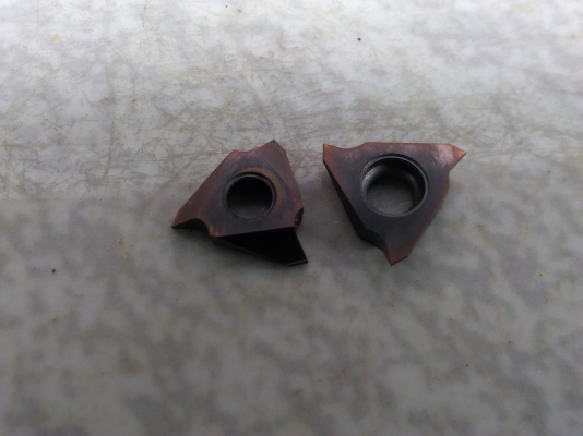 เม็ดมีด Insert แบบยึดติดกับด้ามมีดด้วยน๊อตหรือยึดติดมีหลายแบบ(มีจำกัด)