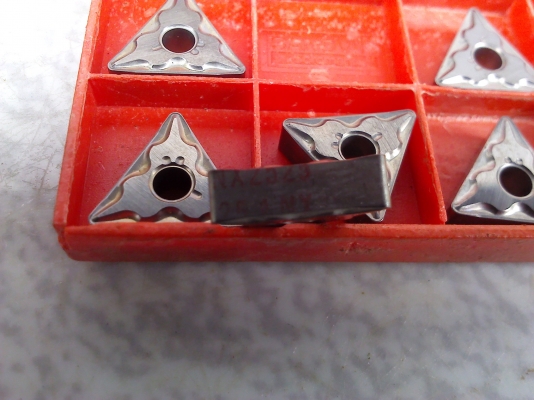 เม็ดมีด Insert แบบยึดติดกับด้ามมีดด้วยน๊อตหรือยึดติดมีหลายแบบ(มีจำกัด)