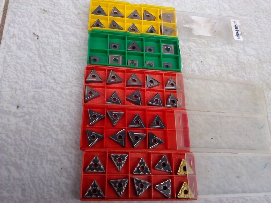 เม็ดมีด Insert แบบยึดติดกับด้ามมีดด้วยน๊อตหรือยึดติดมีหลายแบบ(มีจำกัด)