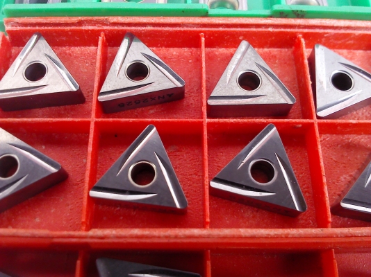 เม็ดมีด Insert แบบยึดติดกับด้ามมีดด้วยน๊อตหรือยึดติดมีหลายแบบ(มีจำกัด)