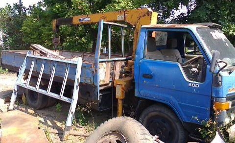 TOYOTA DYNA BU300 - 115 HP รถบรรทุกหกล้อติดเครน TADANO 2.5 ตัน รถจอดไม่ได้ใช้งานประมาณ 3 เดือน แต่ยังสามารถทำงานได้ปกติครับ เครื่องแห้งดีไม่เยิ้ม ภายในเก๋งคอนโซลครบ เครนสภาพดีพร้อมใช้งาน มี 3 ปลอกยืด กระบะเหล็กคาร์โก้ความยาว 4.30 เมตร ช่วงล่างเดิมๆคัชซีไม