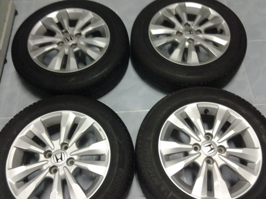 ขายแม็กเดิม  HONDA ขอบ 15 นิ้ว 4 วง พร้อมยาง ปี1713  1ชุด ป้ายแดง