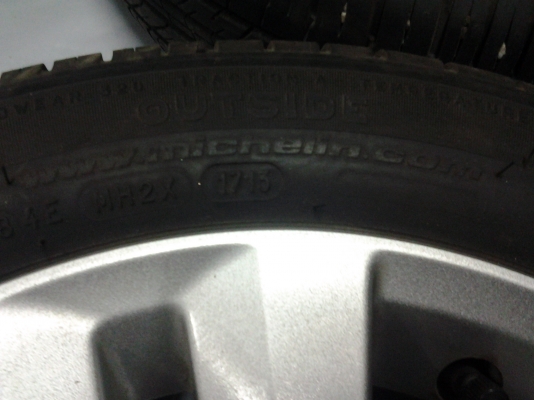 ขายแม็กเดิม  HONDA ขอบ 15 นิ้ว 4 วง พร้อมยาง ปี1713  1ชุด ป้ายแดง