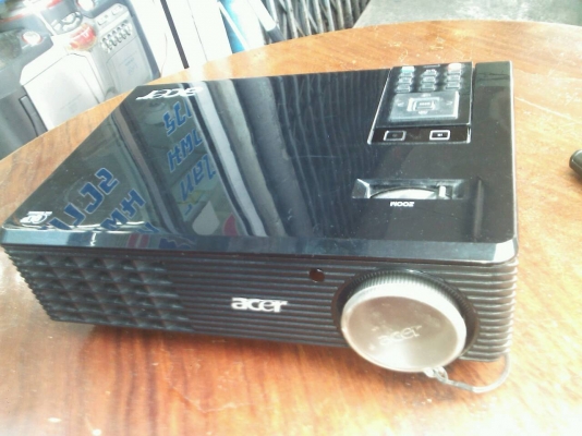 เครื่อง projector Acer X1161 Model dsv0817 ใช้งานไป 200 ชม.กว่า  มีรีโมท 2 อัน ใช้งานได้