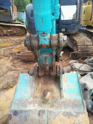 รถแบคโฮ ยี่ห้อ KOBELCO รุ่น SK75UR