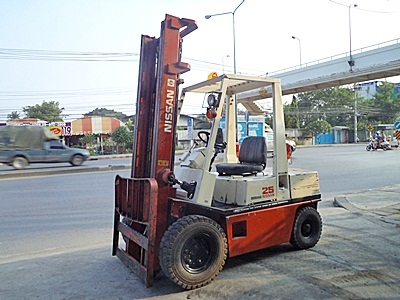 ขายรถยกนิสสัน 2.5 ตัน  เครื่องดีเซล  กระบอกคู่ เสาสูง 4 เมตร   พวงมาลัยเพาเว่อร์  สีเดิมจากนอก นำเข้าจากญี่ปุ่น ใช้งานได้ทันที